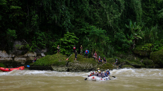SEARCH AND RESCUE. Rafters conduct their operations on top of the boulder where the raft capsized. Three tourists safely made it out of the undercut, but Aiza Balbin's body is still believed to be trapped. Photo by Bobby Lagsa/ Rappler