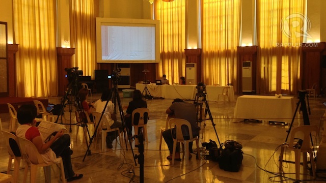EMPTY CHAIRS, EMPTY TABLES. Media wait for the canvassing of votes at the Cebu Provincial Capitol Tuesday, May 14. Rappler/Ayee Macaraig
