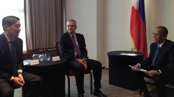 LONDON TALKS. President Aquino meets with officials of Cebu Pacific and Rolls-Royce in London. Photo by Finance Secretary Cesar Purisima