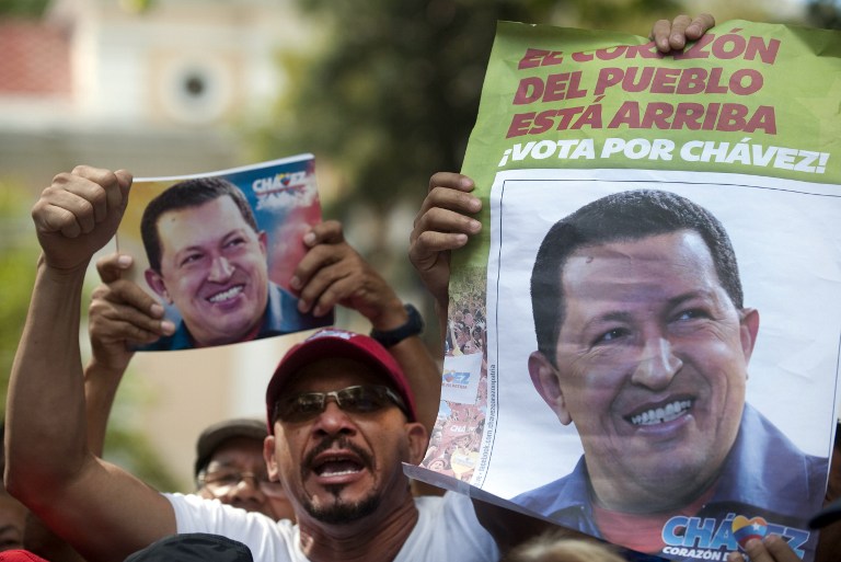 FOR CHAVEZ. Supporters of the Venezuelan President Hugo Chavez shut slogans outside of the National Assembly in Caracas on January 5, 2013. AFP PHOTO/RAUL ARBOLEDA