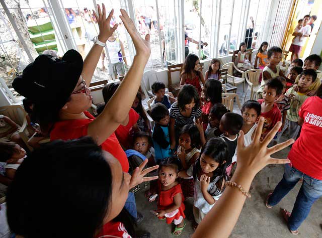 LONG-TERM. DepEd hopes to bring back half a million kids to schools in Yolanda-stricken areas. File photo by Dennis M. Sabangan/EPA