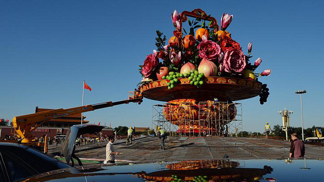 GIANT VASE. An enormous red pot topped with fake fruits and flowers was installed in Beijing's Tiananmen Square ahead of a national holiday. Photo from AFP