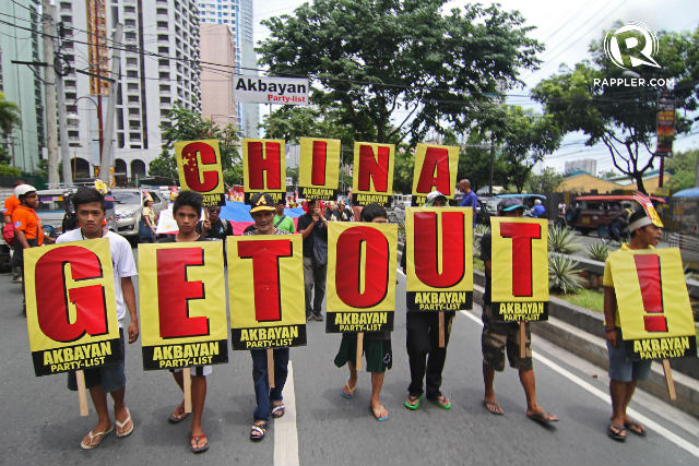 'GLOBAL PROTEST.' Hundreds of protesters troop to the Chinese consulate to denounce Beijing's 'bullying' over the West Philippine Sea. Photo by Vincent Go