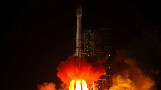 JADE RABBIT. The Chang'e-3 rocket carrying the Jade Rabbit rover blasts off, from the Xichang Satellite Launch Center in the southwest province of Sichuan on December 2, 2013. AFP/Stringer