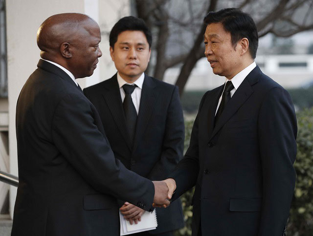 CONDOLENCES. Chinese Vice-President Li Yuanchao (R) shakes the hand of South Africa Ambassador to China Bheki Langa (L) to extend condolences for former South Africa president Nelson Mandela at the South Africa embassy in Beijing, China on December 6. File photo by Rolex Dela Pena/EPA
