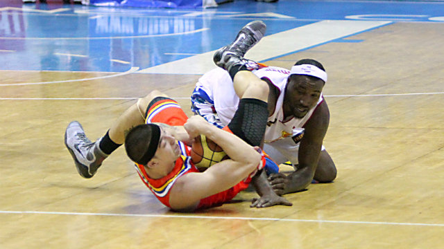 Rain or Shine's Wayne Chism and Meralco's Cliff Hodge tussle for the ball. Photo by Nuki Sabio/PBA Images