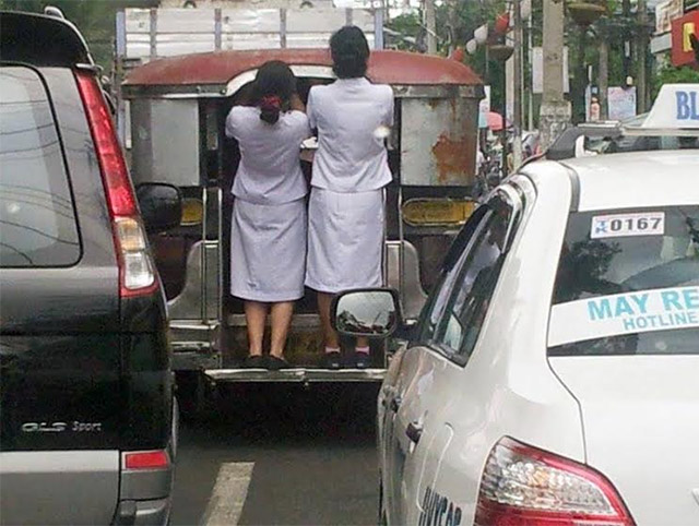 FEMINISTS? The photo that sparked an online debate on chauvinism and chivalry on the commute. Photo by Marvin Sy. 
