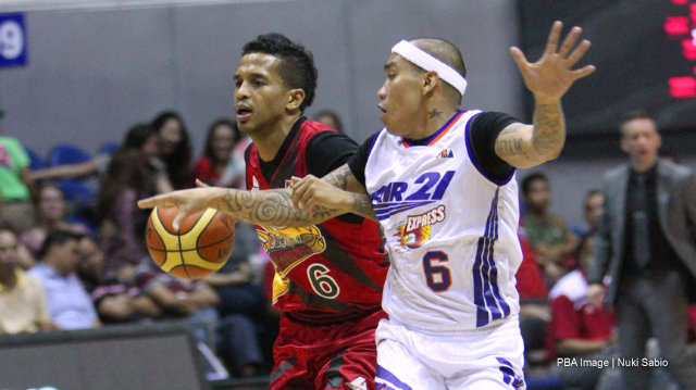 BEER MASTER. The Beermen's offense is running like a well-oiled machine thanks to point guard Chris Ross. Photo by Nuki Sabio/PBA Images
