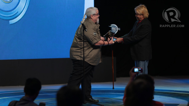 'Oro, Plata, Mata' director Peque Gallaga accepting the award from Reyes