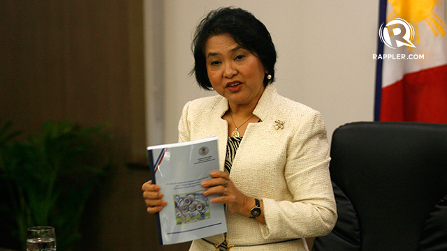 ERRORS. Commission on Audit chairperson Grace Pulido-Tan showing the special audit report on the Priority Development Assistance Fund, which turns out to have at least 2 ‘clerical’ errors. Rappler.com file photo