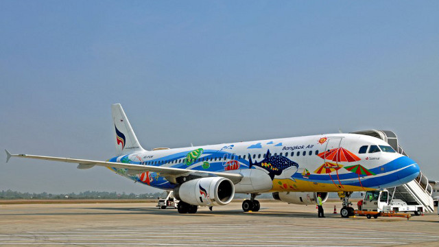 BANGKOK AIR. This plane wants to hit the beach. Photo from Flickr [arhcer10 (Dennis)] 