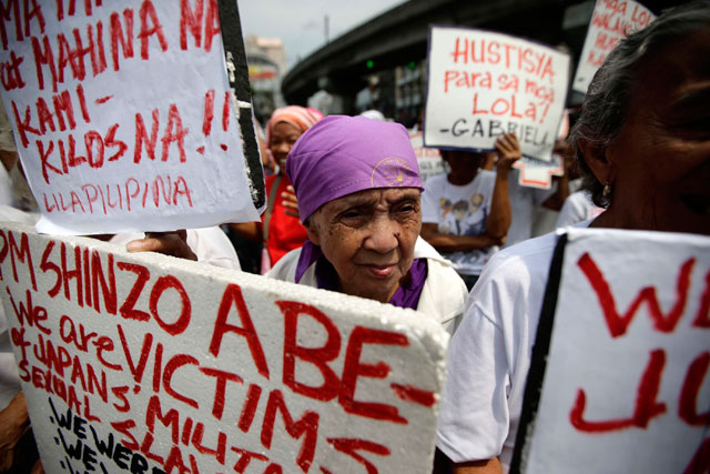  COMFORT WOMEN. Viictims of abuse of the Japanese Imperial Army during World War II and their supporters stage a picket outside Malacanang during the meeting of Japanese Prime Minister Shinzo Abe and President Benigno Aquino III. Photo by EPA/Dennis Sabangan 