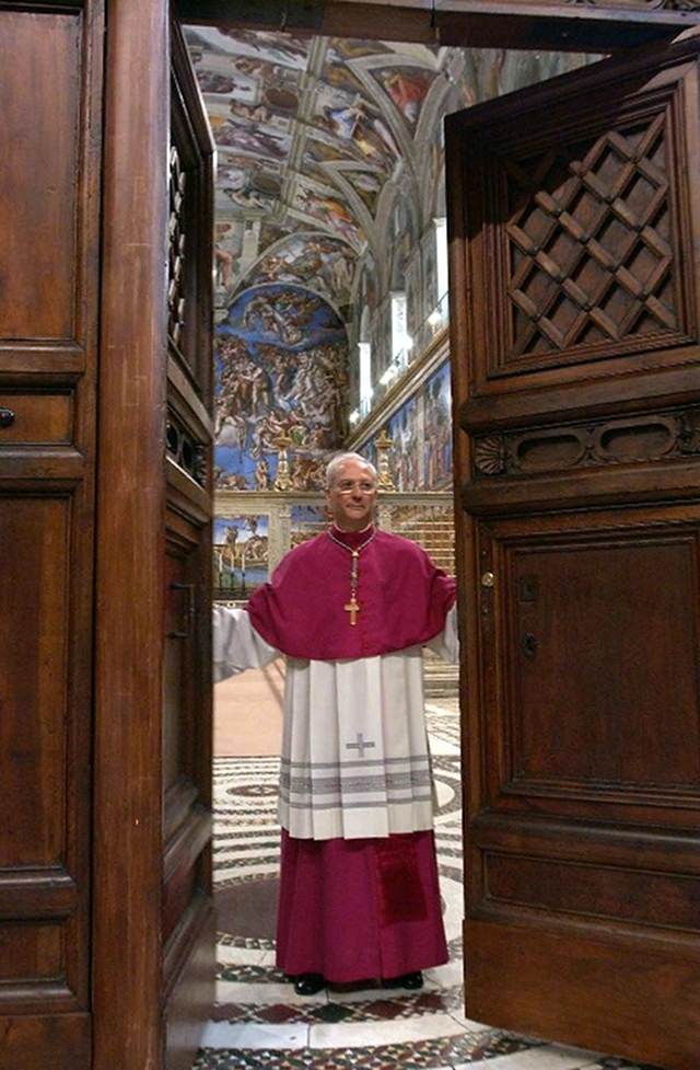 OFF-LIMITS. In this photo from the last conclave in 2005, Archbishop Piero Marini closes the doors of the Sistine Chapel at the Vatican on April 18, 2005 before the start of the conclave. File photo from AFP