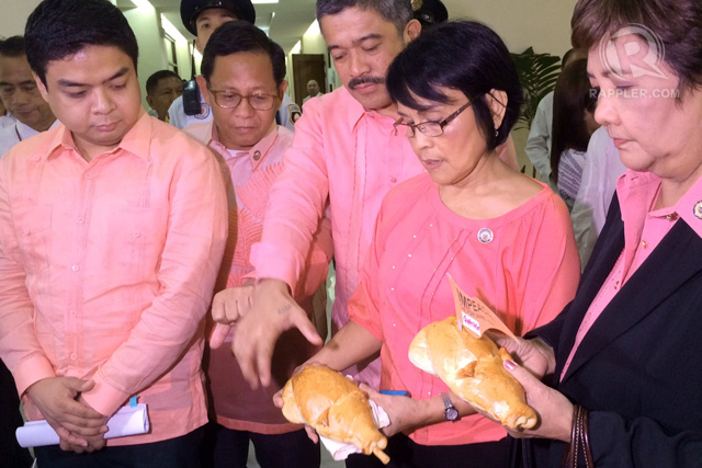 SPONSORS. Members of the Makabayan Coalition in the House of Representatives pose for the cameras while holding bread buns shaped like pigs. Photo by Angela Casauay/Rappler