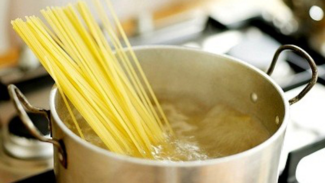 ADD OIL? Common wisdom tells us to add oil to pasta water but is it necessary? Photo from www.dimasharif.com