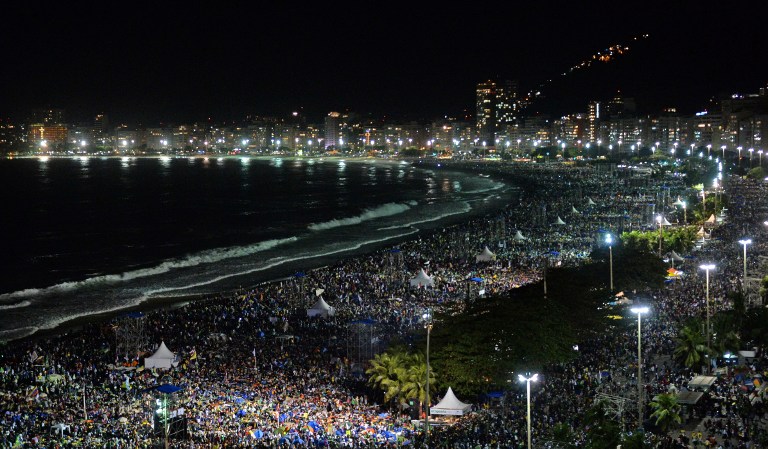 COPACABANA CROWD. Hundreds of thousands of young Catholic pilgrims attending World Youth Day (WYD) crowd Copacabana beach in Rio de Janeiro during a prayer vigil with Pope Francis on July 27, 2013, during his week-long visit to Brazil. AFP / Vanderlei Almeida