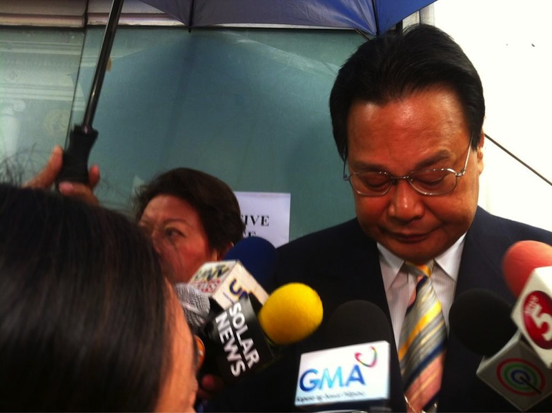 Surrounded by members of the media, former Chief Justice Renato Corona arrives at the Department of Justice in Padre Faura, Manila, to attend the tax evasion case probe of the department, October 25, 2012. Photo by Purple Romero.