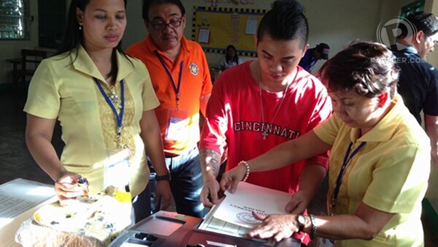 SUCCESSFUL VOTING. A registered voter participates in the mock elections held in Bagong Lipunan ng Crame, Quezon City. Photo by John Javellana