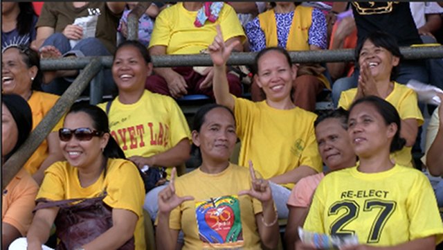 HAPPY CROWD. The crowd in Cagayan de Oro was all smiles as they welcomed Team PNoy. Photo by Natashya Gutierrez.