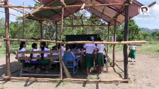 MAKESHIFT. Parents built this makeshift classroom in Bgy. Lumbercamp because they did not want their kids to travel all the way to the main national high school in Culion town. Photo by Zak Yuson/Rappler