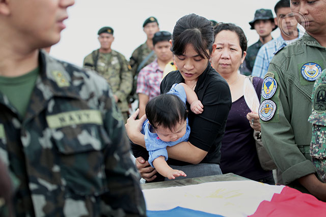 FALLEN SOLDIER: The widow and child of 1Lt Francis Damian. Photo by LeAnne Jazul/Rappler