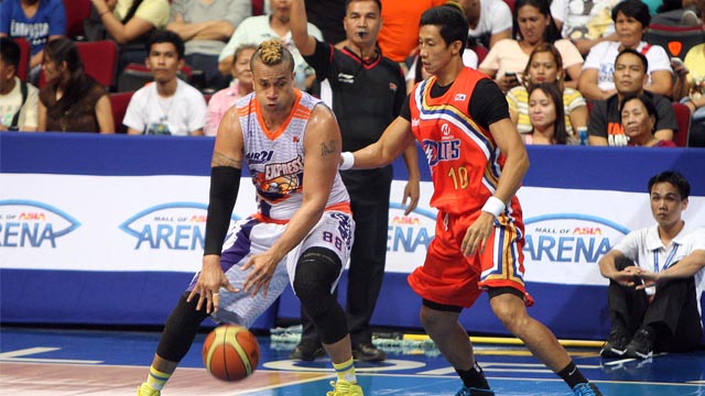 THROWBACK MATCH-UP. Veteran big men Danny Ildefonso (right) and Asi Taulava (left) locked horns in a classic throwback match-up, this time with much wisdom and experience. Photo by KC Cruz/PBA Images