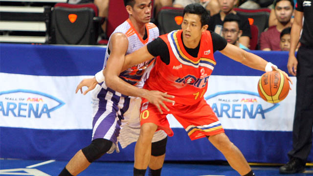 A NEW ERA. Veteran center Danny Ildefonso (orange jersey) has closed his 15-year journey with the Petron Blaze Boosters (formerly San Miguel Beermen) and has now donned the orange jersey of the Meralco Bolts, signaling the beginning of a new era. Photo by KC Cruz/PBA Images