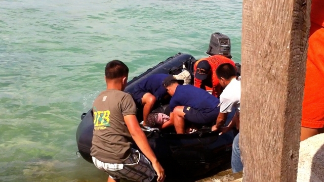 German volunteer technical diver Danny Brumbach suffered from decompression sickness during the search and retrieval operations in Masbate. He was initially rushed to shore but was returned back to the decompression chamber at sea. File photo by Ayee Macaraig 