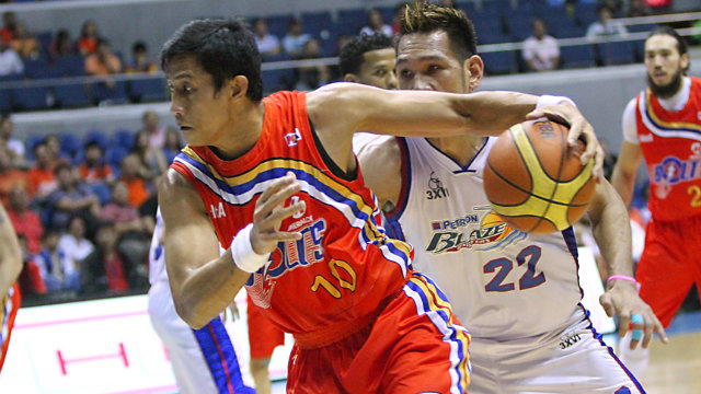 PASSING THE TORCH. Despite being 13 years older at age 37, the former two-time PBA MVP Danny Ildefonso had a strong game against Fajardo. Photo by NukiSabio/PBA Images