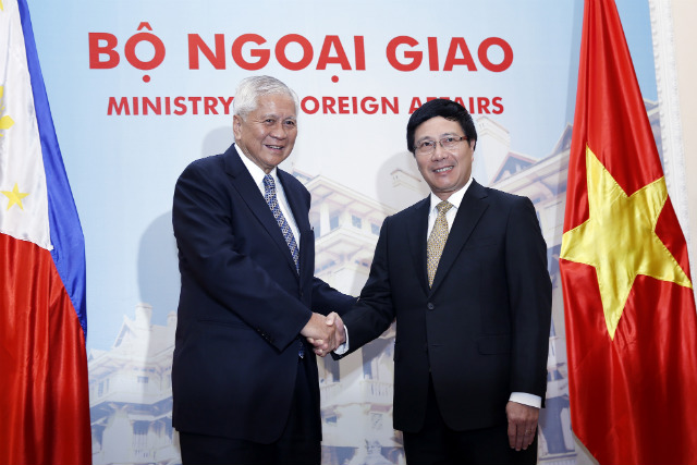 STRATEGIC PARTNERSHIP SEEN. Philippine Foreign Secretary Albert del Rosario (left) shakes hands with Vietnamese Foreign Minister Pham Binh Minh (right) at the Government Guest House in Hanoi, Vietnam July 2, 2014. Photo by Luong Thai Linh/EPA