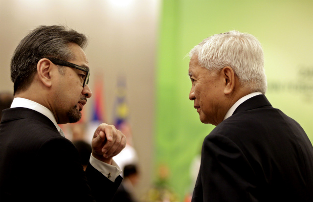 THE SIGNATORIES. Indonesia Foreign Minister Marty Natalegawa (left) talks with Philippine Foreign Minister Albert del Rosario (right) before the ASEAN Foreign Ministers' Meeting at the 24th ASEAN Summit in Naypyitaw, Myanmar on May 10, 2014. Photo by Nyein Chan Naing/EPA
