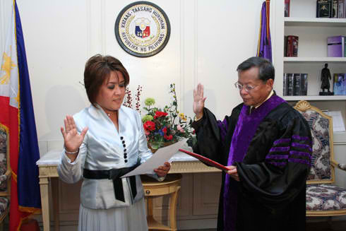 SURPRISE CHOICE. Leila de Lima takes her oath as CHR chairperson before then Chief Justice Reynato Puno. File photo from Supreme Court website