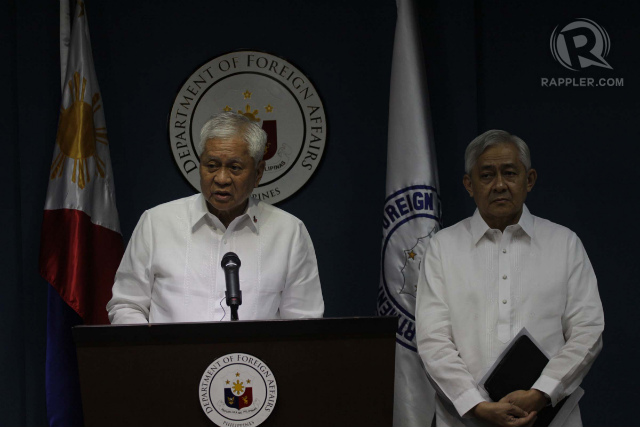 HISTORIC PLEADING. Foreign Secretary Albert del Rosario (left) and Solicitor General Francis Jardeleza (right) hold a media briefing after the Philippines sent its nearly 4,000-page memorial against China. Photo by Jose Del/Rappler