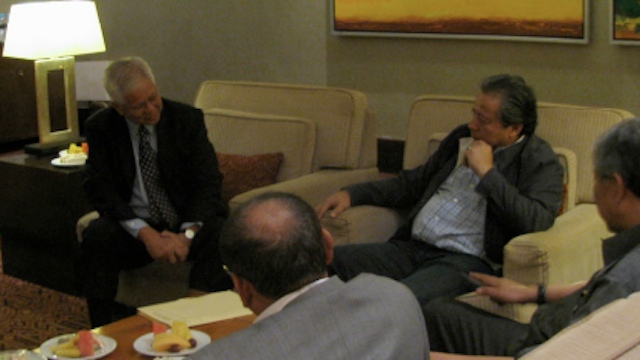 MEETING IN KUALA LUMPUR. Foreign Affairs Secretary Albert  del Rosario meets (L) meets with Malaysian foreign minister Anifah Aman  (R) in Kuala Lumpur on Monday, March 4. Photo courtesy of DFA