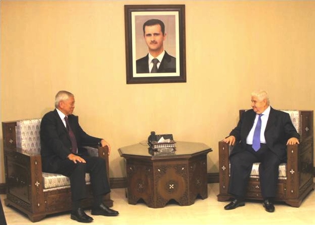 Del Rosario meets with Syrian Foreign Minister Walid al-Moallem in Damascus under a portrait of troubled Syrian President Bashar al-Assad. Photo courtesy of DFA