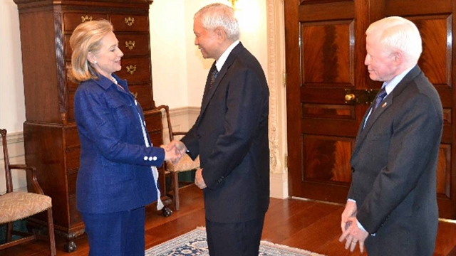 'PRINCIPLED' MAN. Philippine ambassador to the US Jose Cuisia Jr (left) shows support for Del Rosario (center), who meets US Secretary of State Hillary Clinton in this image. Photo from www.philippineembassy-usa.org/