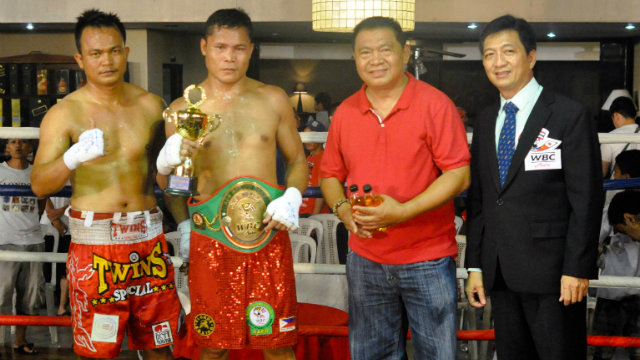 ANOTHER DAY AT THE OFFICE. Dennis Laurente (second from left) poses with his opponent Elly Pangaribuan (L), plus promoter Johnny Elorde (3rd) and Dr. Nasser Cruz of the Games and Amusements Board. Photo by Mikael Ona