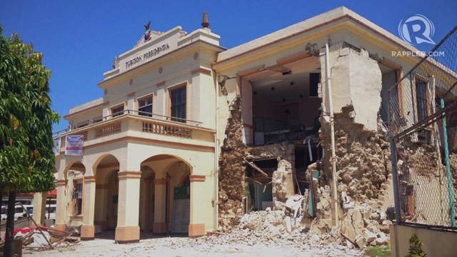 SEVERE DAMAGE. The damaged portion of the Tubigon Municipal Hall, 19 October 2013. Photo by Franz Lopez/Rappler