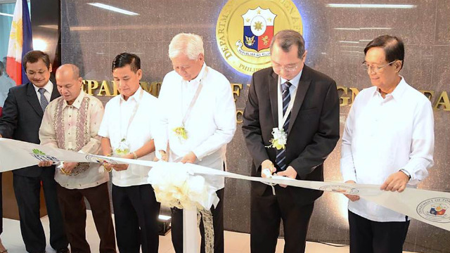 IN A MALL. Foreign Secretary Albert del Rosario (4th from left) leads the opening of the Alabang consular office. Photo courtesy of DFA
