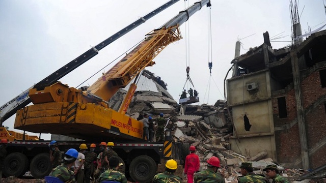 Bangladeshi rescuers work as Bangladeshi Army personnel begin the second phase of the rescue operation using heavy equipment after an 8-storey building collapsed in Savar, on the outskirts of Dhaka, on April 29, 2013. AFP PHOTO/MUNIR UZ ZAMAN