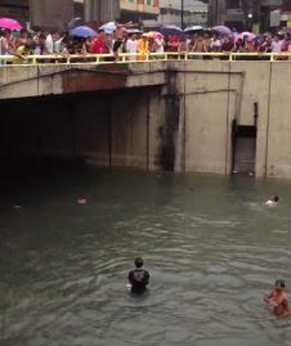 FACEBOOK SHARES. Diving at the Quiapo underpass was a spectacle. Image from Facebook.