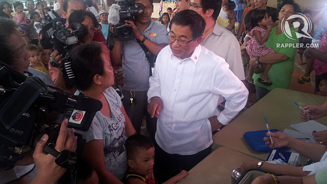 VACCINATION. Health Secretary Enrique Ona talks to a parent of a young boy, who would be administered a measles vaccine by Ona in Bgy. Addition Hills, Mandaluyong City. Photo by Michael Bueza/Rappler