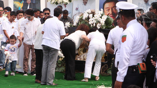 FLOWERS. Family and closest friends throw flowers into Dolphy's tomb before it is sealed. Photo by Geric Cruz