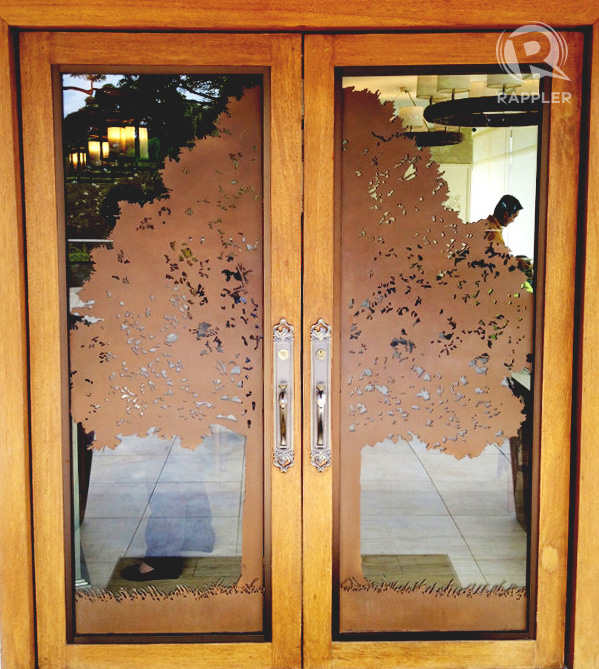 MAPLE-LOVING. This door at the entrance of the San Antonio Plaza branch is the only reference to the maple leaf in the whole restaurant