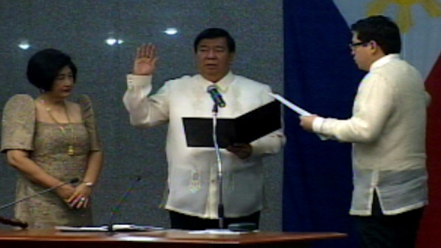 'BIG MAN' ON TOP. Sen Franklin Drilon takes his oath as Senate President during the Senate's first session for the 16th Congress, July 22, 2013. Sen Paolo Benigno Aquino (R) gives the oath.