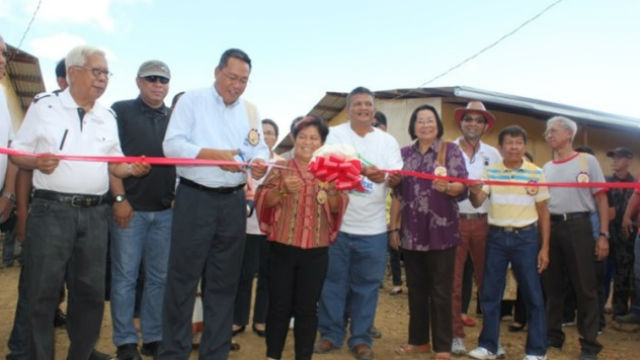 FOR THE VICTIMS. Social Welfare secretary Dinky Soliman leads the turnover ceremony of the bunkhouses. Photo from DSWD