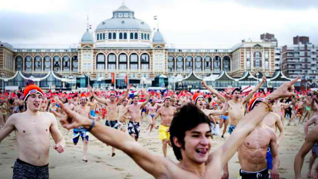 TRADITION. People run to take part in the traditional sea bathing to mark the start of the new year on January 1, 2014 in Scheveningen. AFP Photo