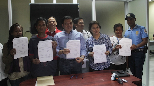 CONSENSUS FOUND. Representatives from DSWD and Barug Katawhan present the joint agreement that also signified the end of the occupation outside the DSWD regional office in Davao. All photos by Karlos Manlupig