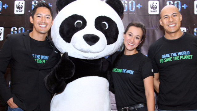 FACES OF EARTH HOUR. Earth Hour ambassadors Marc Nelson, Mikee Cojuangco-Jaworski, and Rovilson Fernandez pose with Chi-Chi the Panda. Photo courtesy of WWF-Philippines