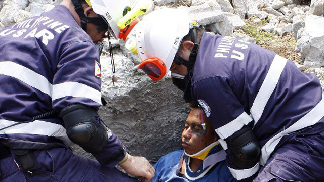 DISASTER PREPAREDNESS. Rescue workers recover a mock victim during an earthquake response exercise at the army headquarters in Fort Bonifacio on July 10, 2008. File photo by Joseph Agcaoili/AFP